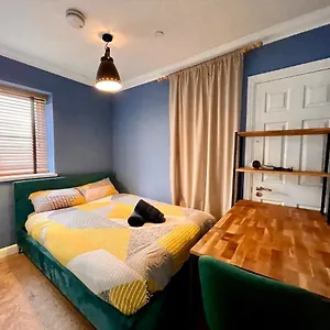 Stylish Nr Centre W/ Parking Nearby Apartment